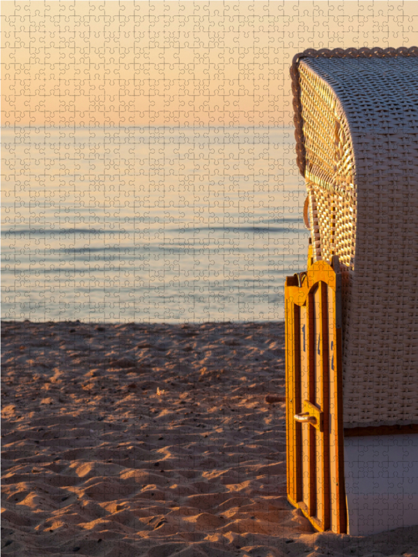 Im Strandkorb auf das Meer blicken