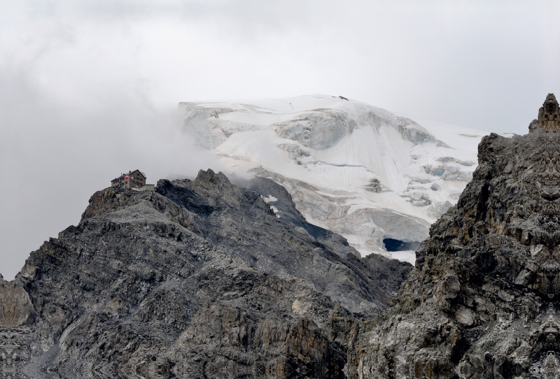 Julius Payer Hütte (3.029 m) und Ortler (3.905 m)