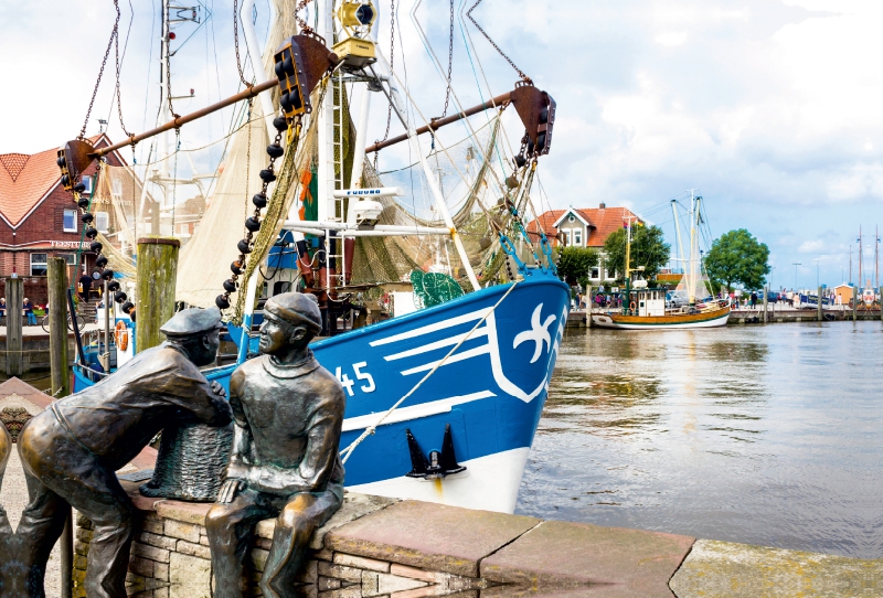 Neuharlingersiel, Bronzefischer im Hafen