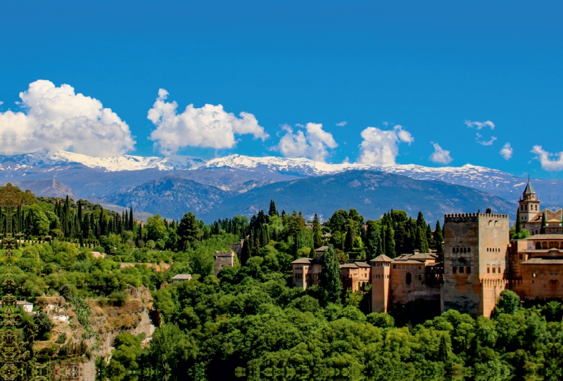 Alhambra mit der Siera Nevada