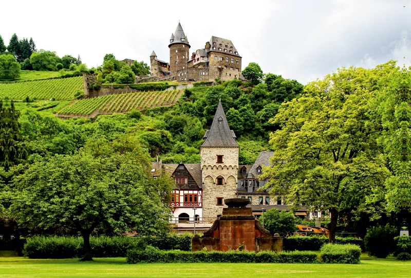 Blick auf die Burg Stahleck in Bacharach am Mittelrhein