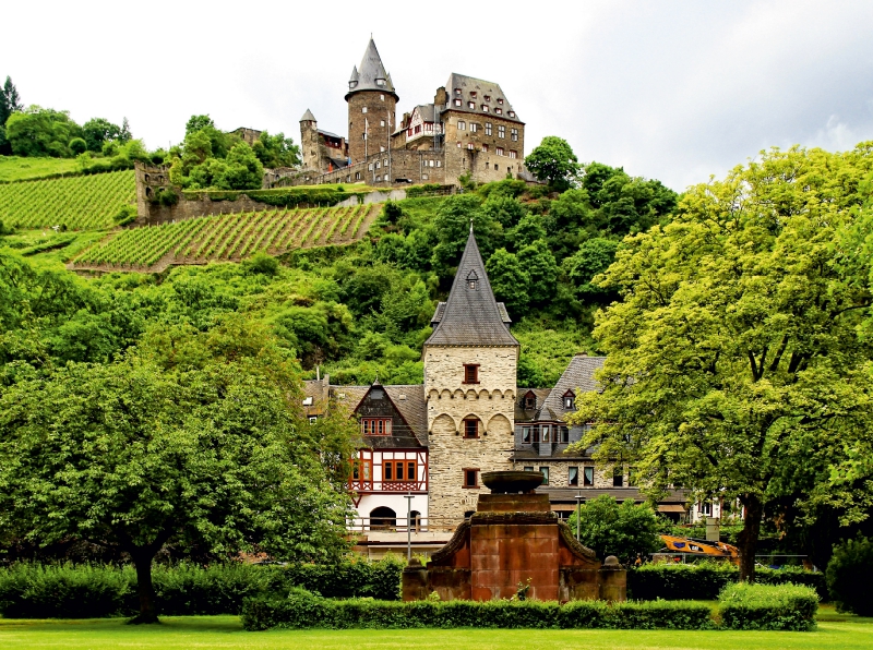 Blick auf die Burg Stahleck in Bacharach am Mittelrhein