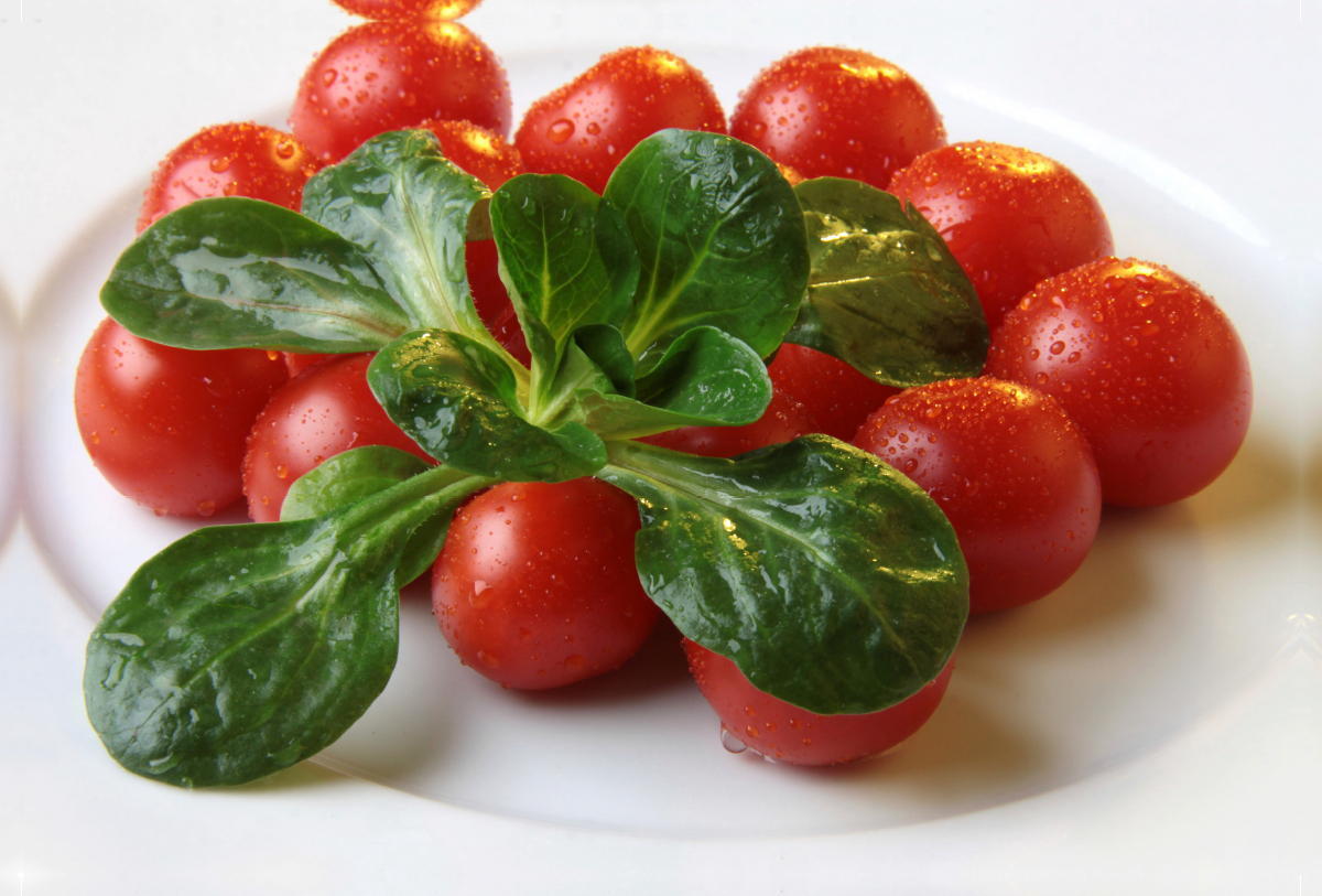 Feldsalat und Tomaten