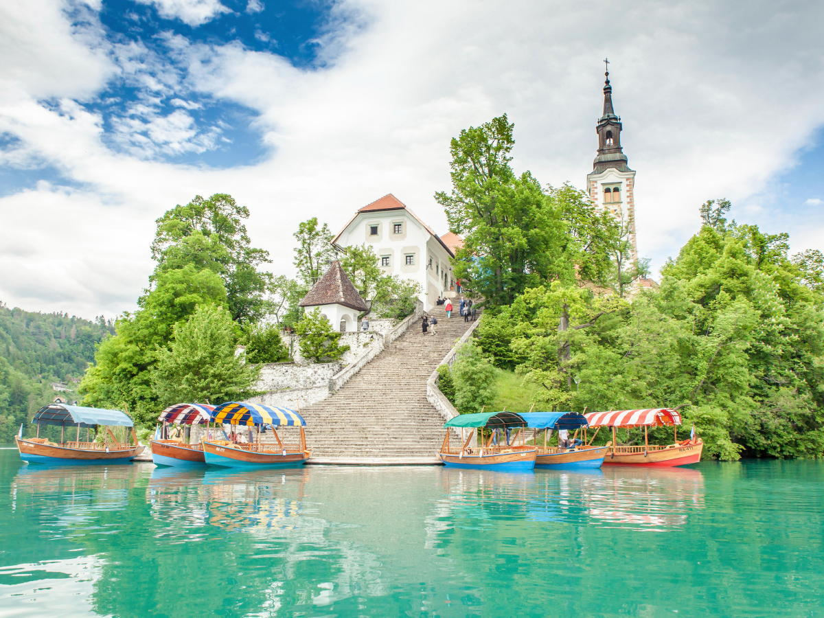 Kirche und ehemaliges Kloster auf der Insel Bled/ Slowenien