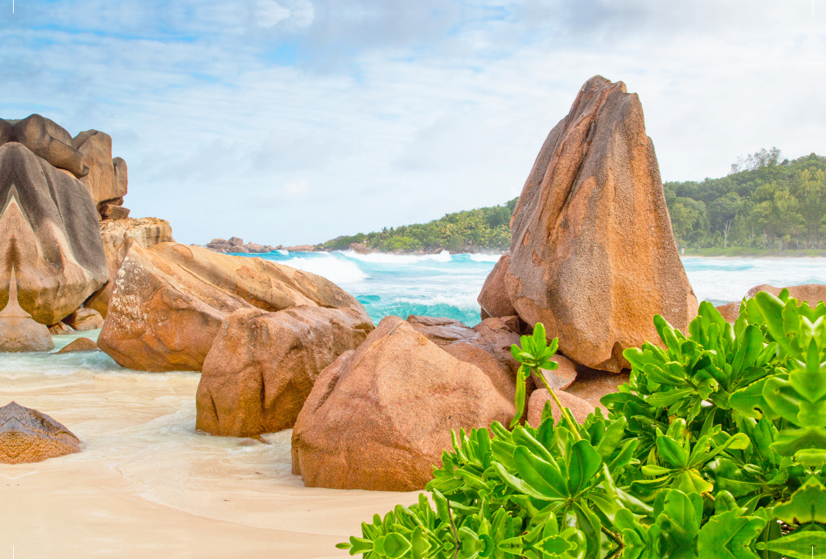 Die typischen Granitfelsen an der Petite Anse (La Digue)