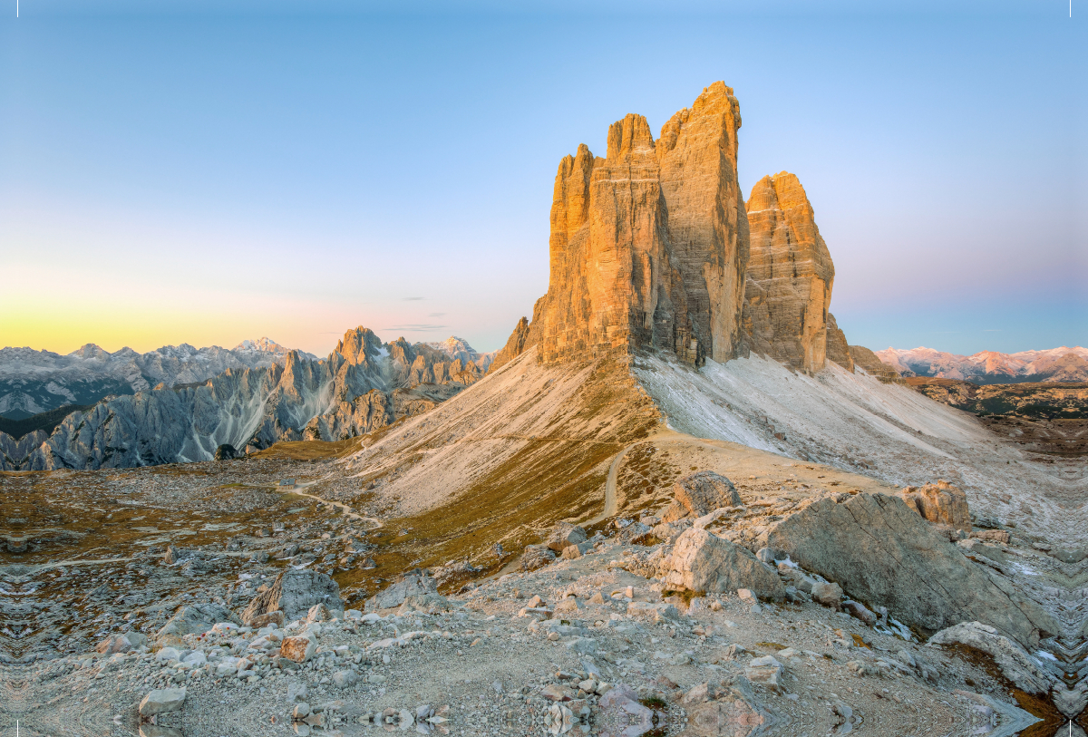 Die Drei Zinnen in Südtirol im Morgenlicht