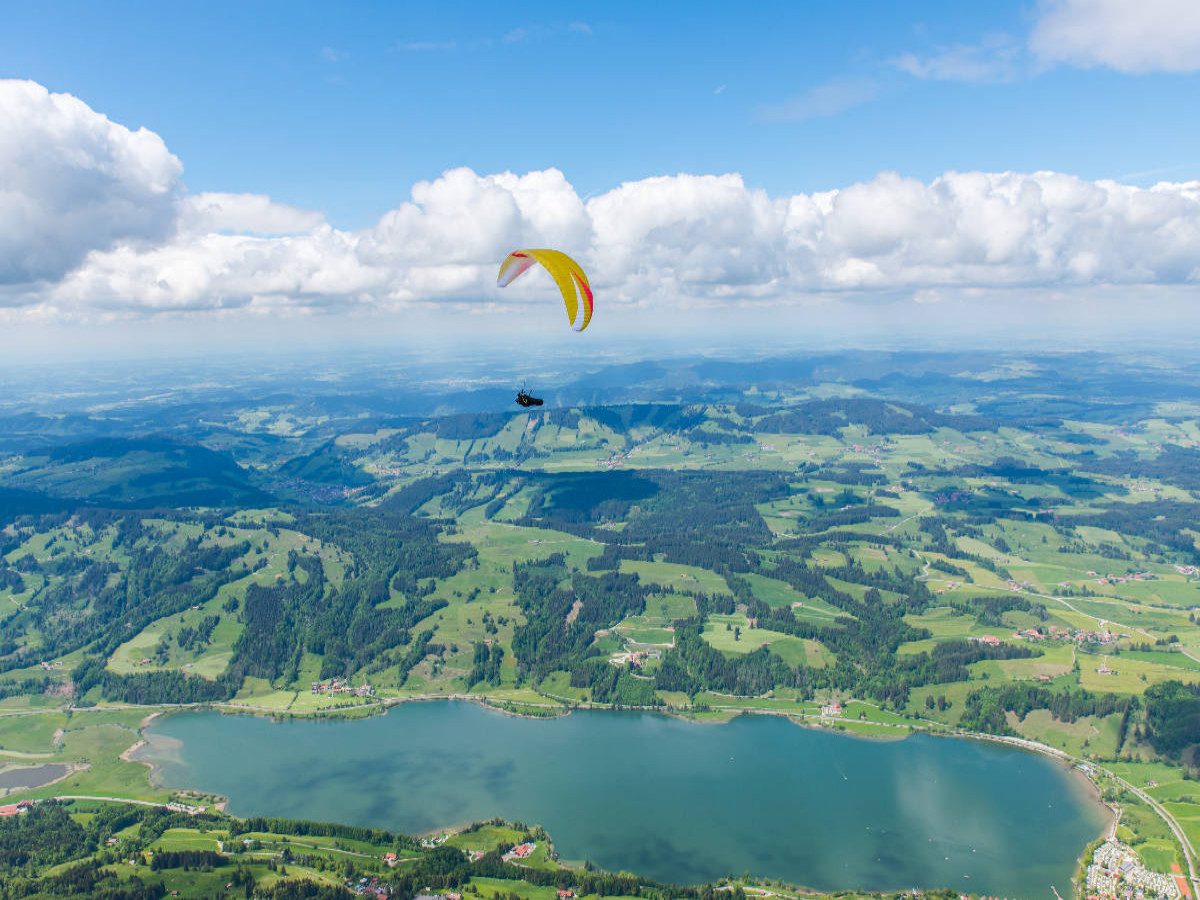 Mit dem Gleitschirm über dem Großen Alpsee