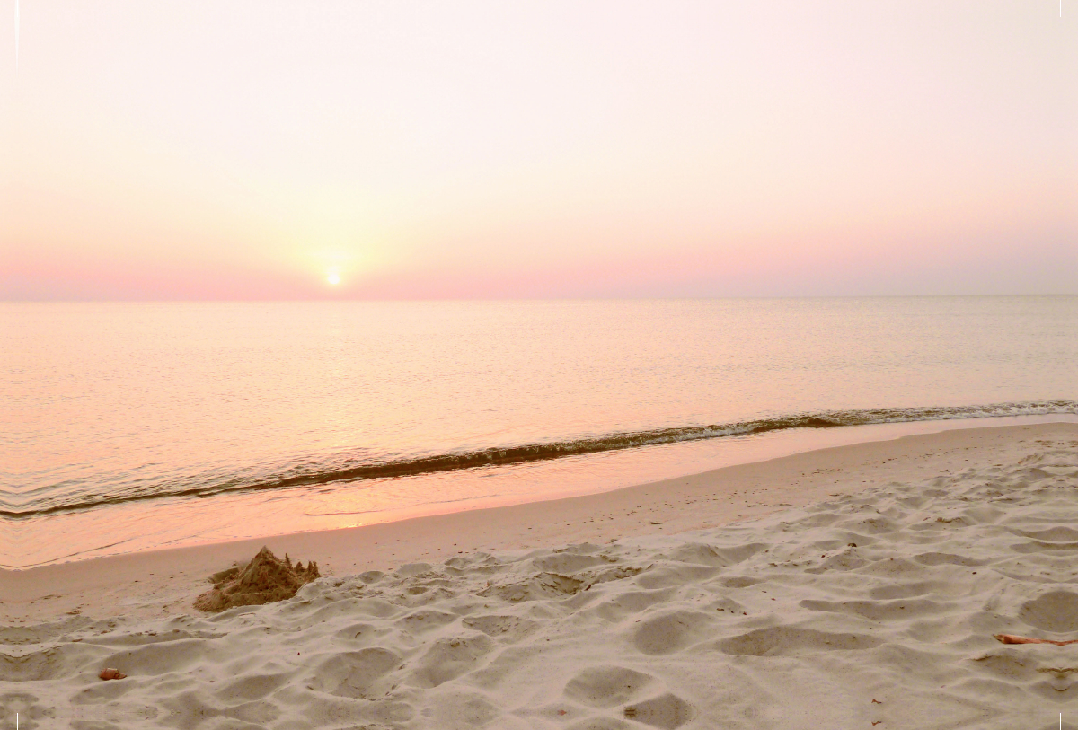 Die Ostsee ist bekannt für ihre romantisch goldenen und orangefarbenen Sonnenuntergänge