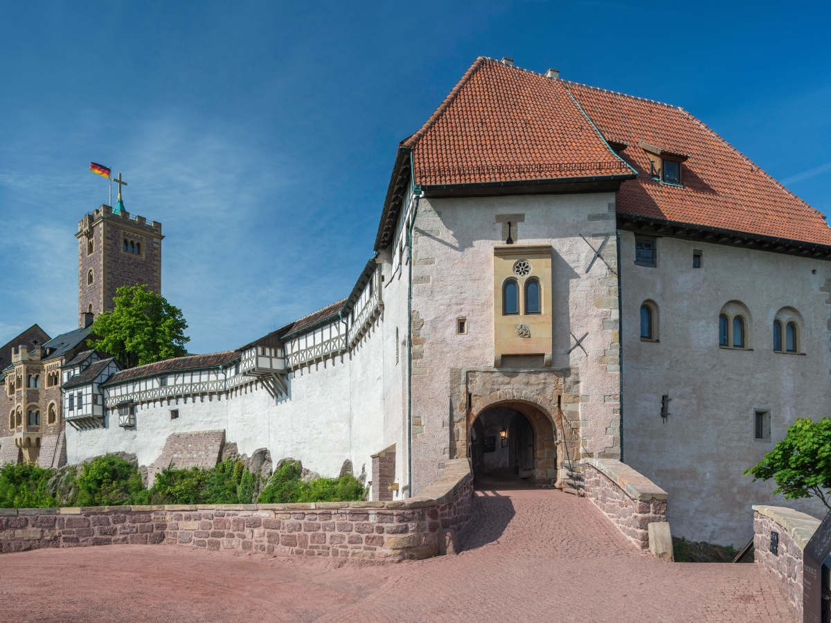 Wartburg mit Zugbrücke und Torhaus