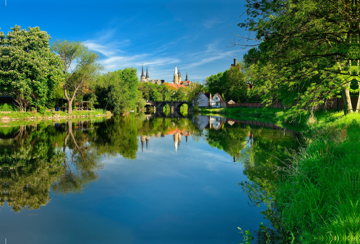 Merseburger Dom und Schloss Merseburg spiegeln sich in der Saale