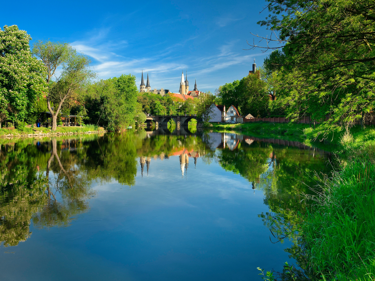 Merseburger Dom und Schloss Merseburg spiegeln sich in der Saale