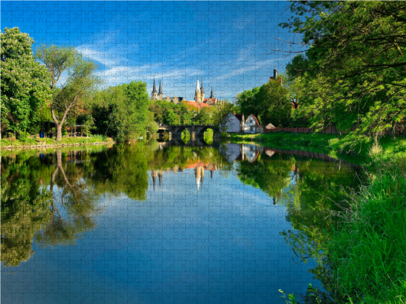 Merseburger Dom und Schloss Merseburg spiegeln sich in der Saale