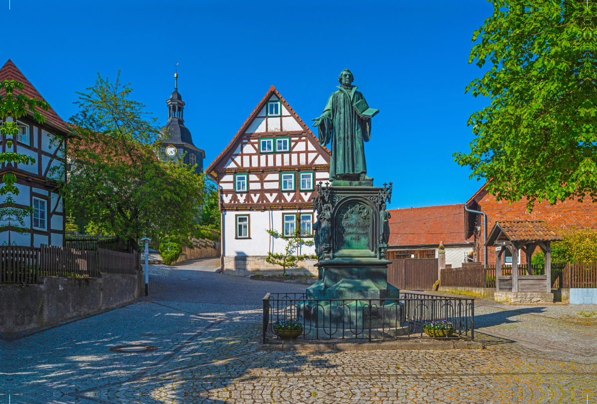 Lutherdenkmal, eingeweiht 1861, Lutherplatz, links Lutherhaus, hinten Lutherkirche, Möhra