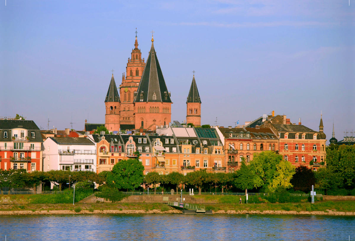 Uferpromenadeam Rhein und Dom St. Martin