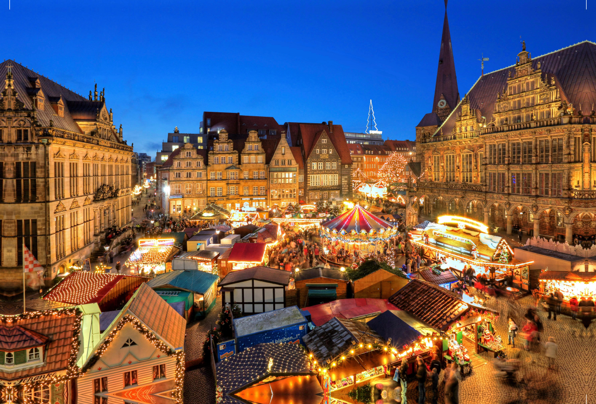 Beleuchteter Weihnachtsmarkt auf dem Rathausplatz