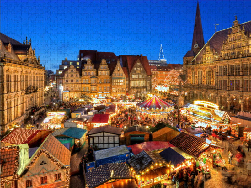 Beleuchteter Weihnachtsmarkt auf dem Rathausplatz