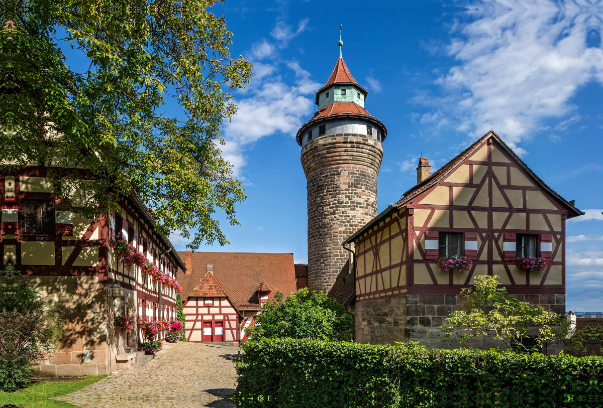 Äußerer Burghof mit Sinwellturm und Brunnenhaus, Nürnberg