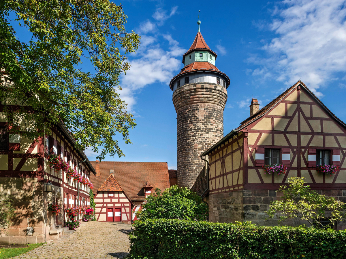 Äußerer Burghof mit Sinwellturm und Brunnenhaus, Nürnberg