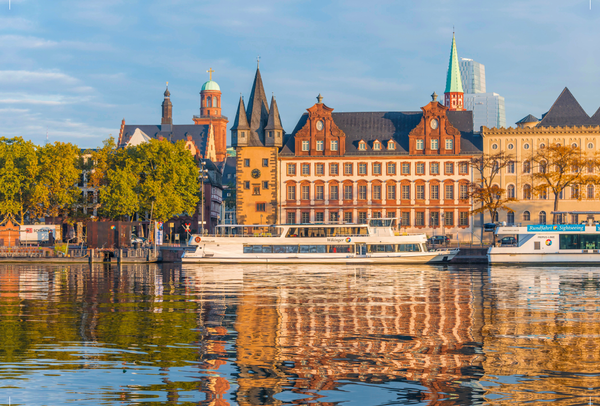 Ausflugsboote am Mainkai vor dem Historisches Museum