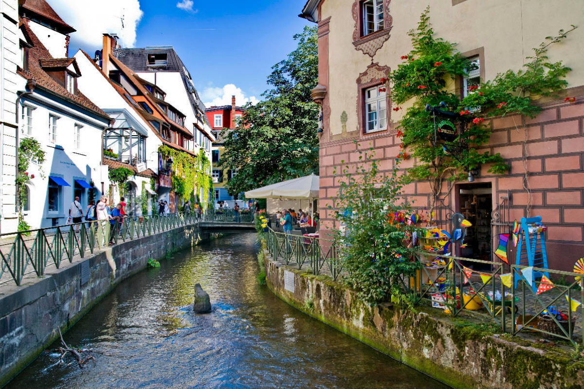 Freiburger Altstadt mit Bächle