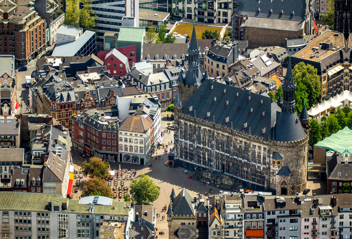 Luftbild vom Aachener Rathaus mit Innenstadt