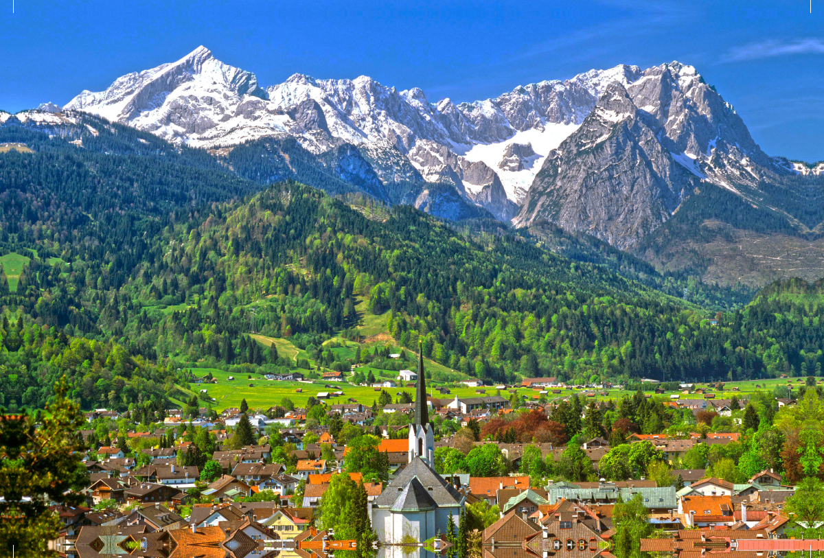 Blick auf Partenkirchen mit Pfarrkirche Maria-Himmelfahrt und Wettersteingebirge