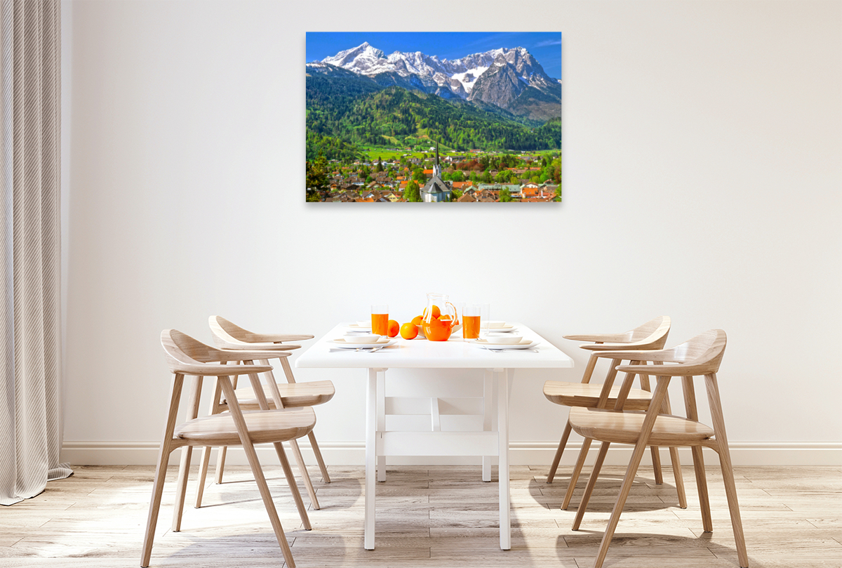 Blick auf Partenkirchen mit Pfarrkirche Maria-Himmelfahrt und Wettersteingebirge