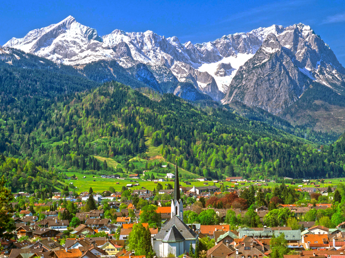 Blick auf Partenkirchen mit Pfarrkirche Maria-Himmelfahrt und Wettersteingebirge