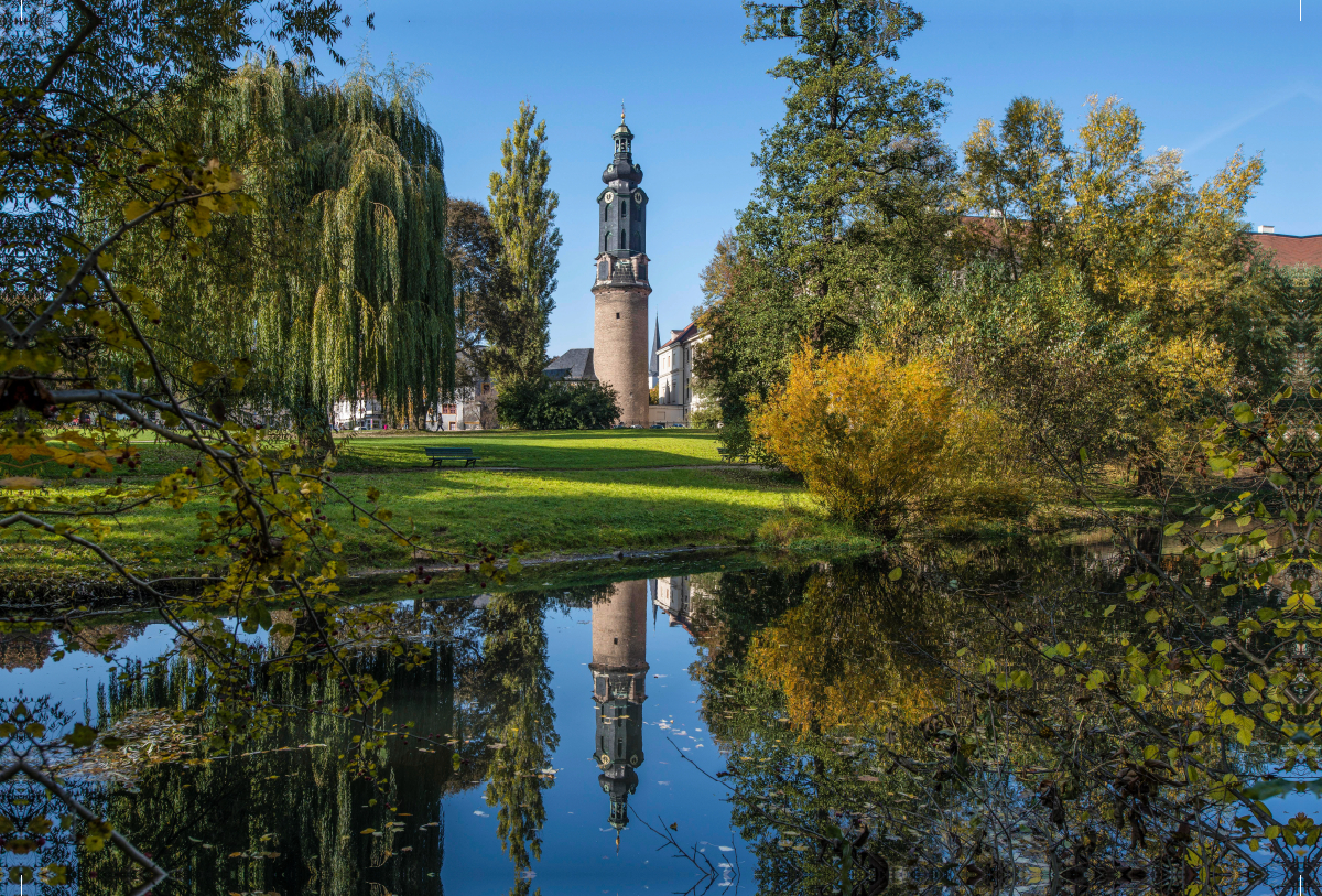 Schlossturm spiegelt sich in der Ilm, UNESCO Welterbe Klassisches Weimar, Park an der Ilm, Weimar