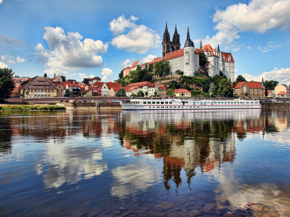 Meißen, Albrechtsburg und Dom spiegelt sich in der Elbe, Sachsen