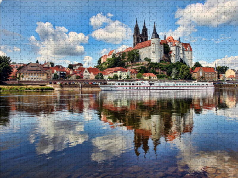 Meißen, Albrechtsburg und Dom spiegelt sich in der Elbe, Sachsen