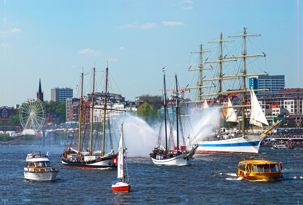 Historische Segelschiffe im Hamburger Hafen während des 817. Hafengeburtstags