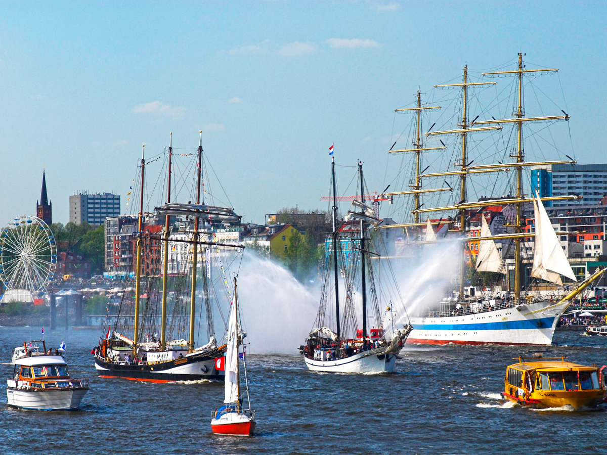 Historische Segelschiffe im Hamburger Hafen während des 817. Hafengeburtstags