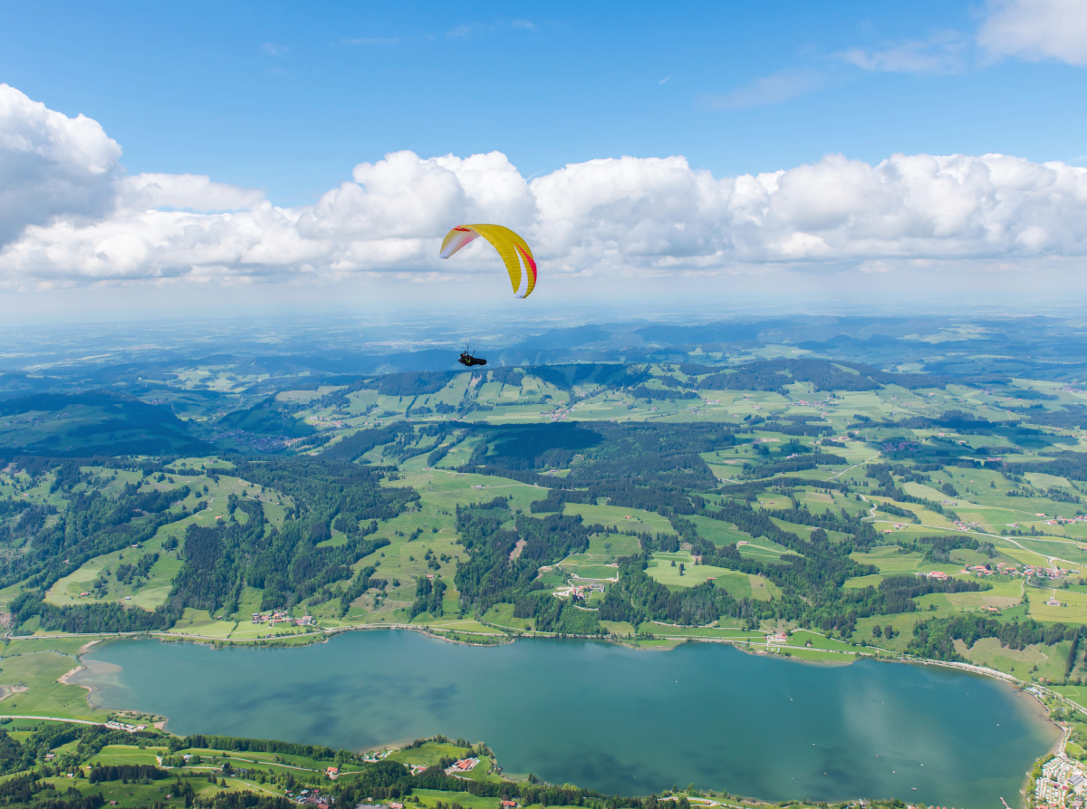 Mit dem Gleitschirm über dem Großen Alpsee