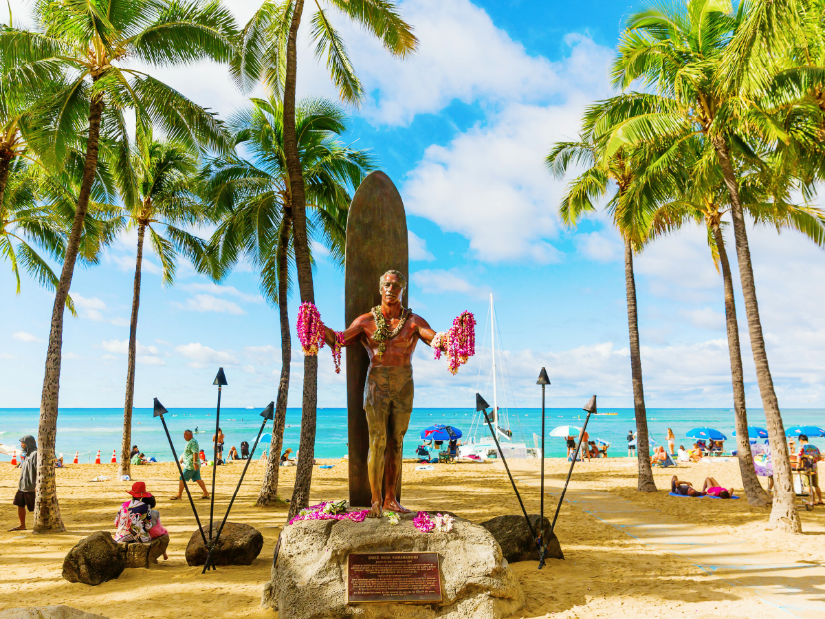 Statue von Duke Kahanamoku, dem Vater des modernen Surfens