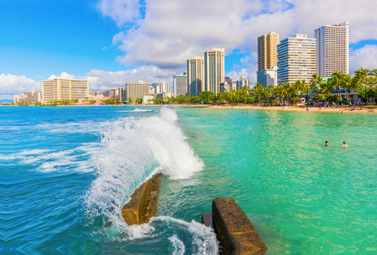 Blick auf Waikiki Beach mit den Hochhäusern von Honolulu im Hintergrund