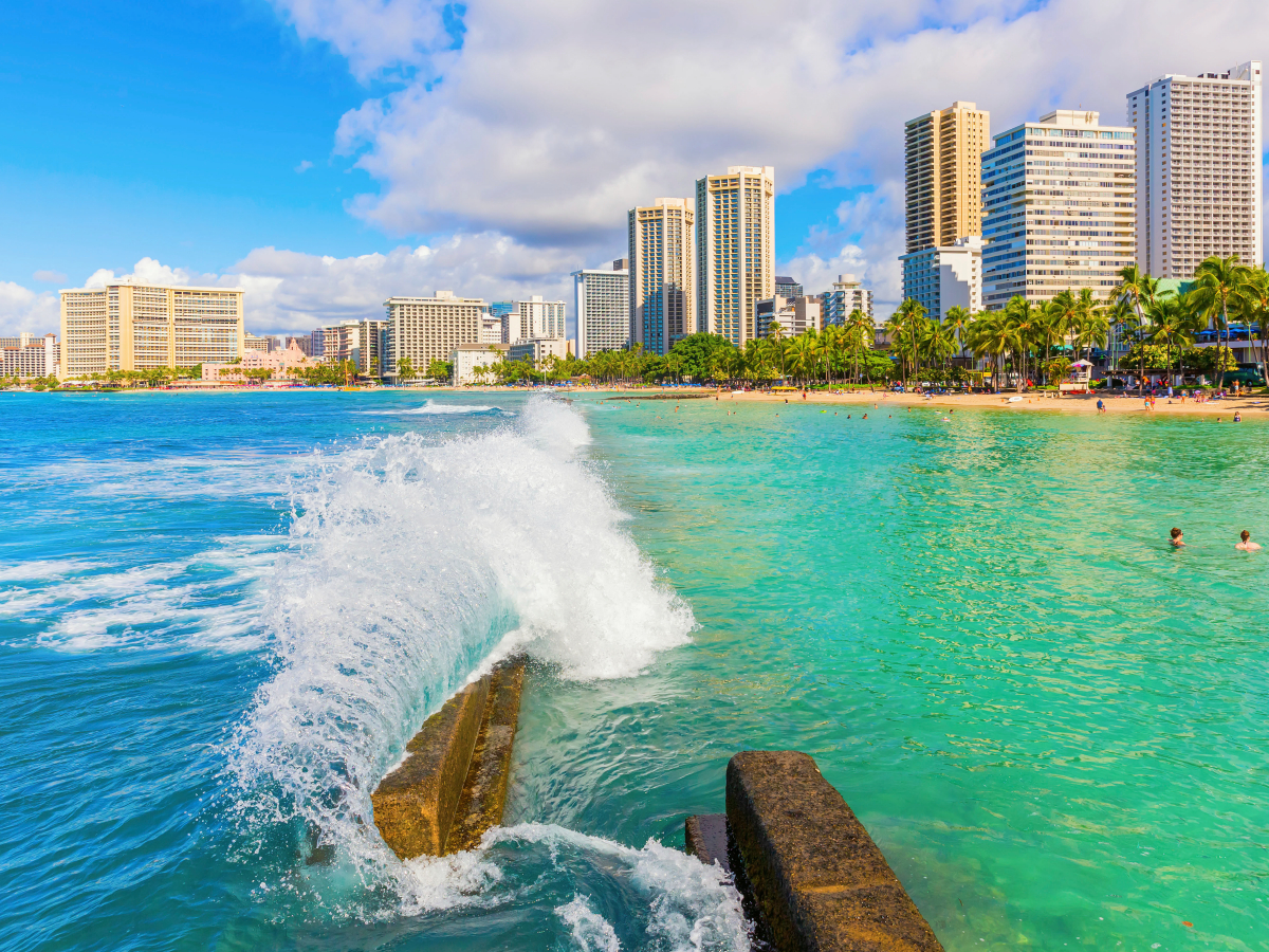 Blick auf Waikiki Beach mit den Hochhäusern von Honolulu im Hintergrund