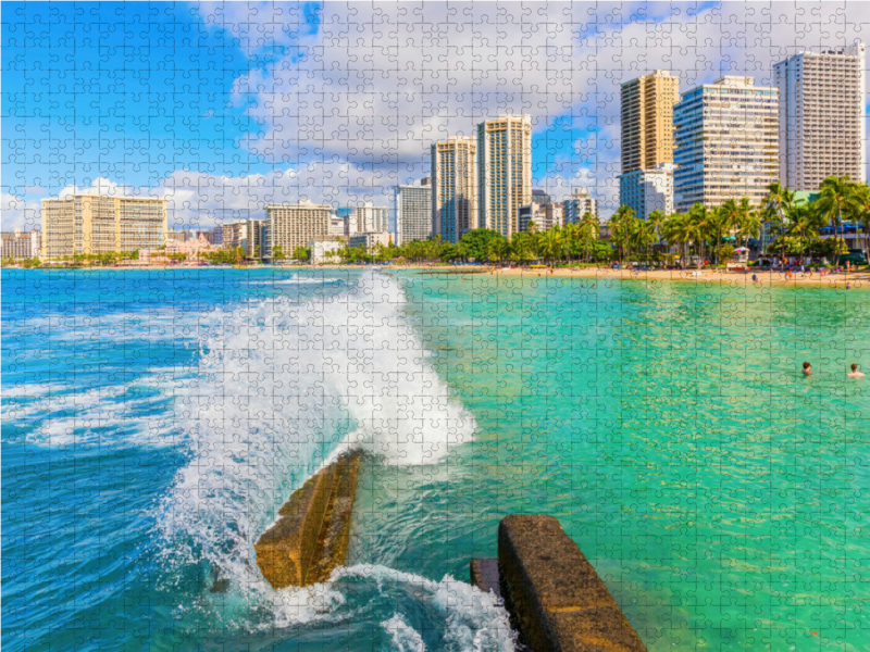 Blick auf Waikiki Beach mit den Hochhäusern von Honolulu im Hintergrund