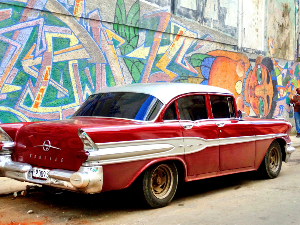 Der US-Oldtimer Pontiac Chieftain 1957 in Havanna