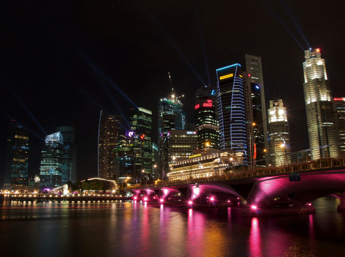 Esplanade-Brücke mit Singapur-Skyline