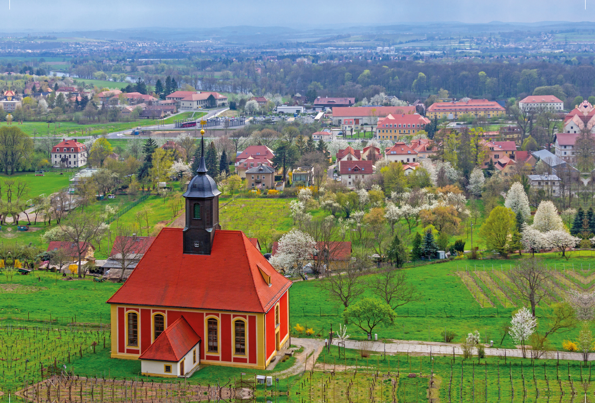 Blick über die Weinbergkirche Pillnitz ins Elbtal