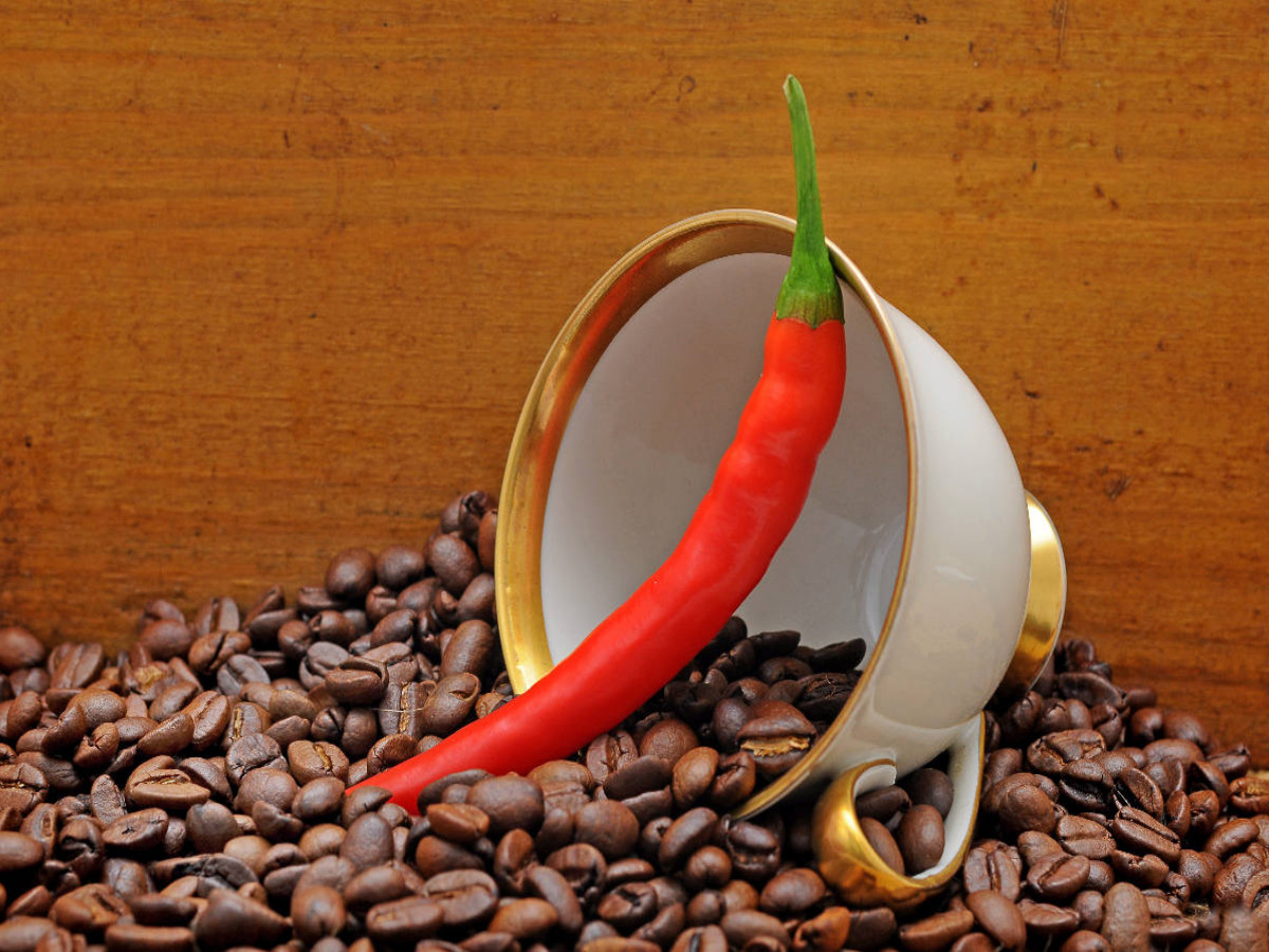Peperoni auf Kaffeebohnen