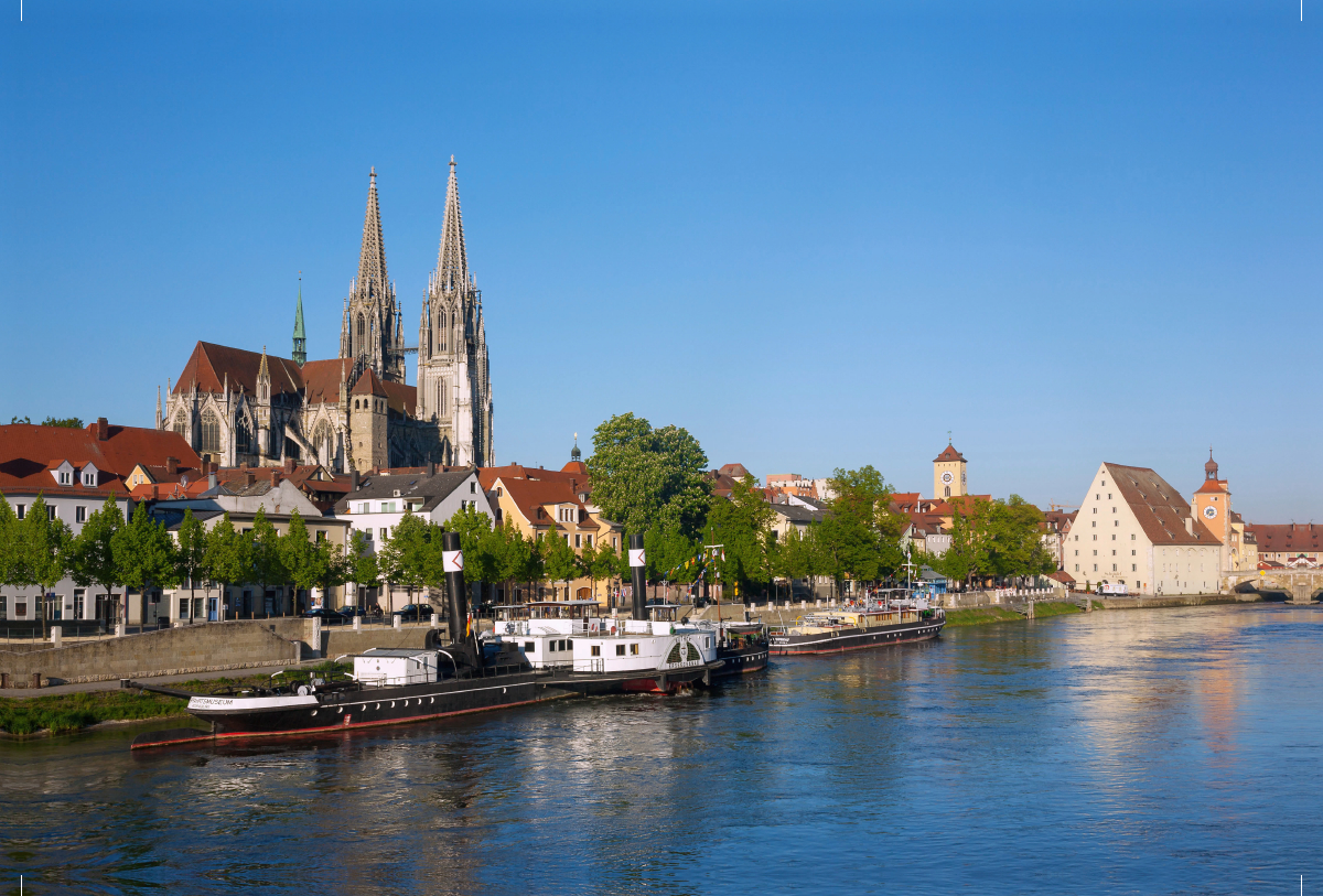 Donauufer mit Dom St. Peter und Schifffahrtsmuseum