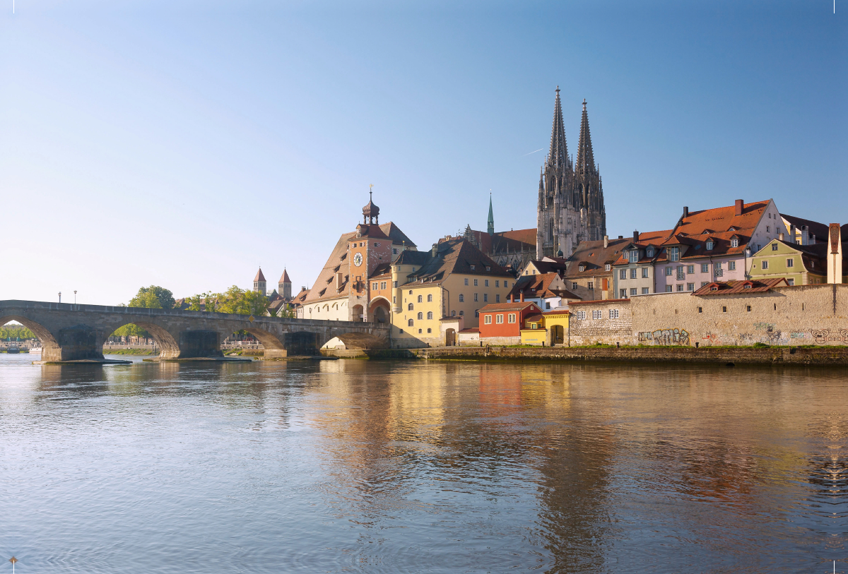 Donauufer mit Dom St. Peter und Steinerner Brücke