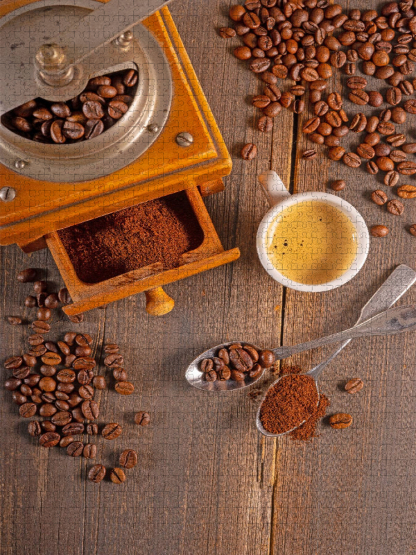 Kaffeebohnen und Kaffeepulver