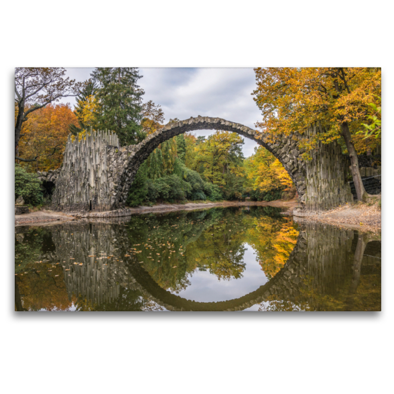 Ein Motiv aus dem Kalender Rakotzbrücke und See im  Kromlauerpark