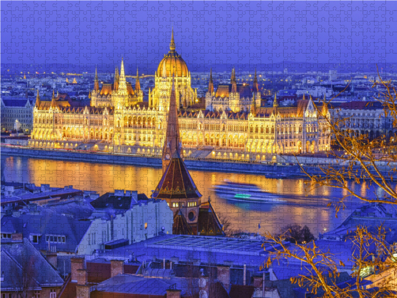 Traumhafter Blick über die Donau auf das Parlament von der Fischerbastei aus, zur blauen Stunde