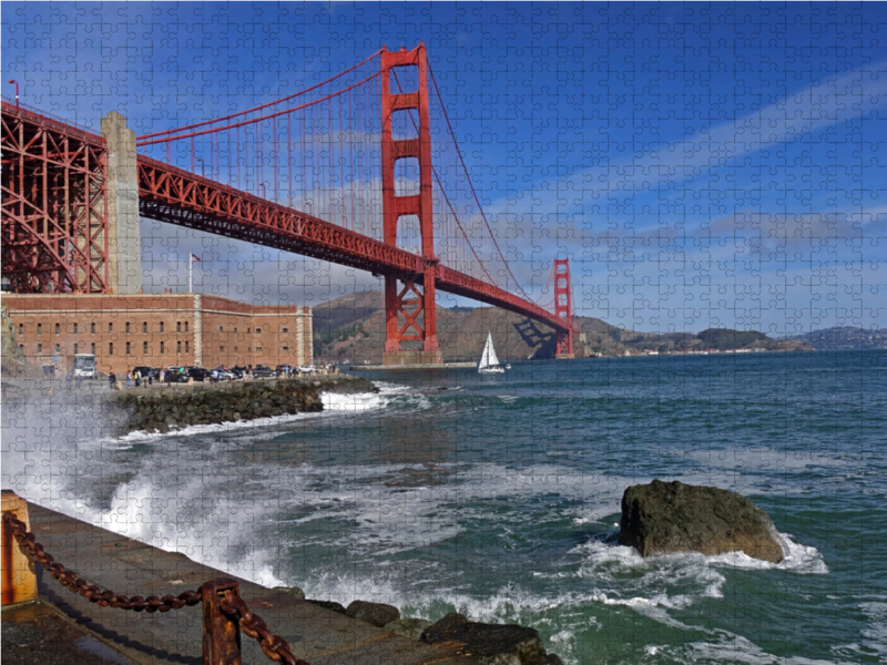 Eindrucksvolle Golden Gate Bridge mit Fort Point über das Golden Gate in Kalifornien, San Francisco. Amerika, USA, Meer, Wasser, Ruhe, Architektur