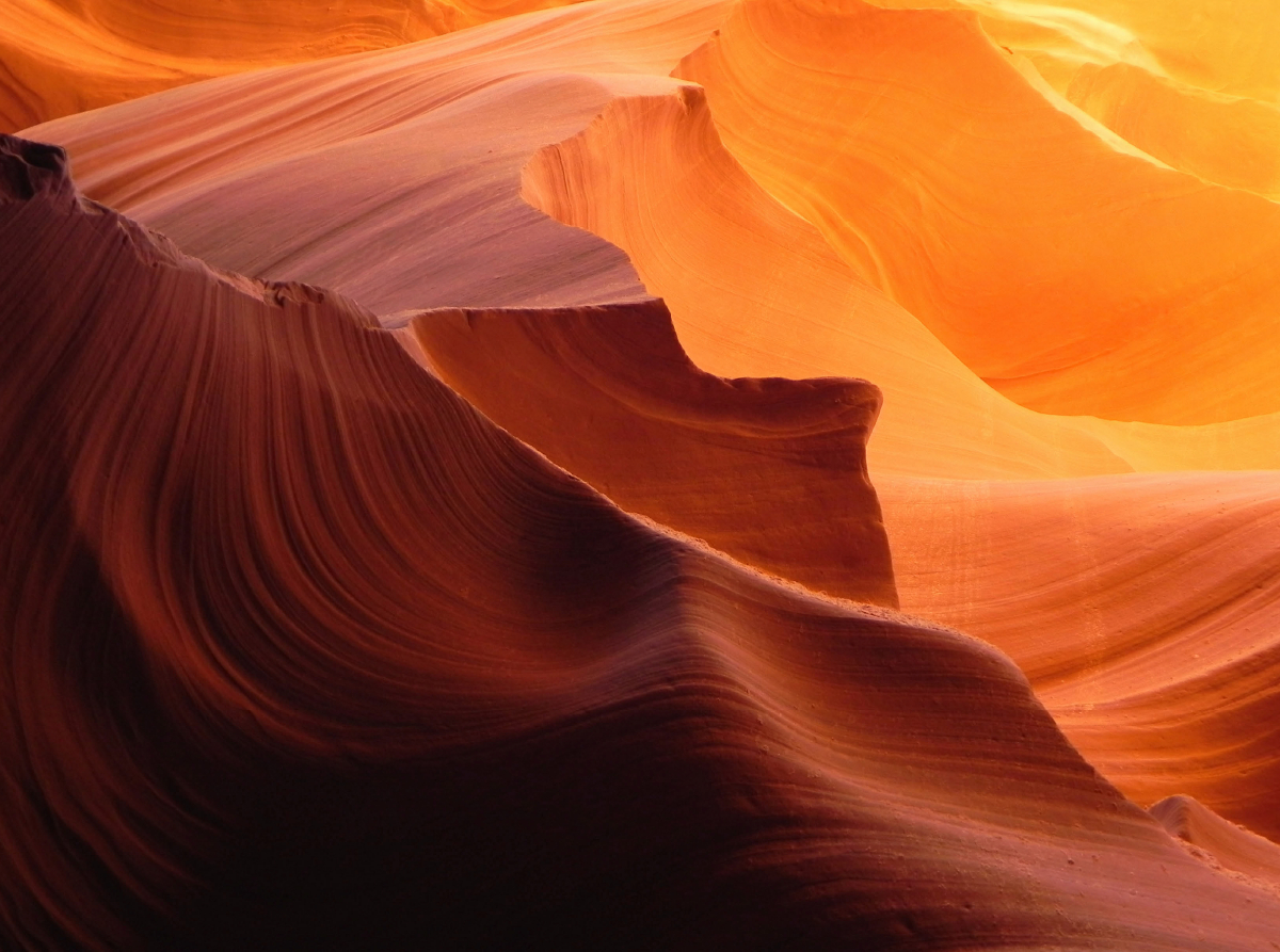 Spektakuläre Licht- und Schattenspiele auf den farbenprächtigen Felswänden im Antelope Canyon in Arizona, USA