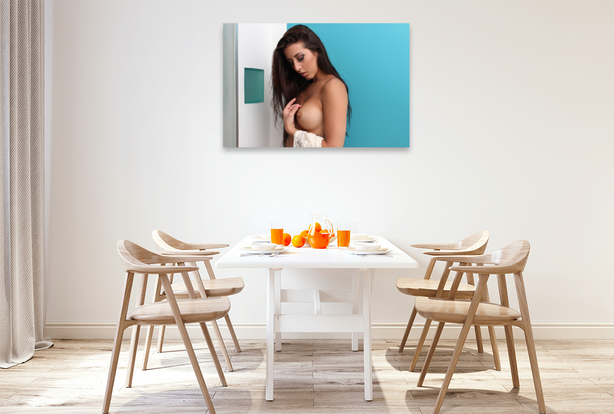 Brünettes, erotisches, sexy Girl sinnlich auf Blau inszeniert. Aktfotografie von schönen Frauen. Stilvolle Porträts nackter Frauen, Serie Erotik Fotoart.